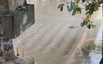aplikasi judi qq online terpercaya Foto-foto di tempat kejadian menunjukkan rumah dan kebun yang terendam banjir, dan air setinggi lutut menutupi jalan